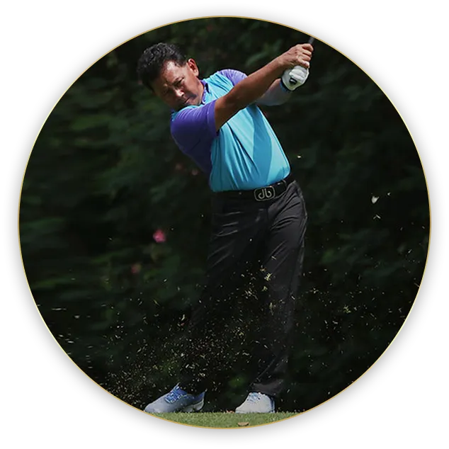 Pro Chaow swinging on the course